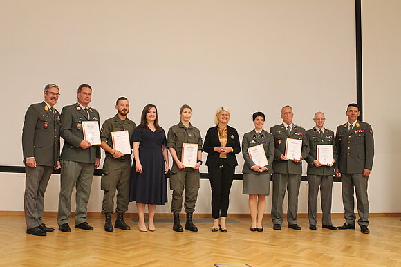 Gruppenfoto Soldat/innen.