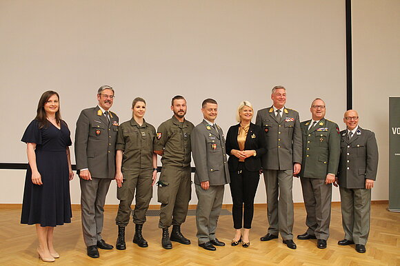 Gruppenfoto Soldat/innen.