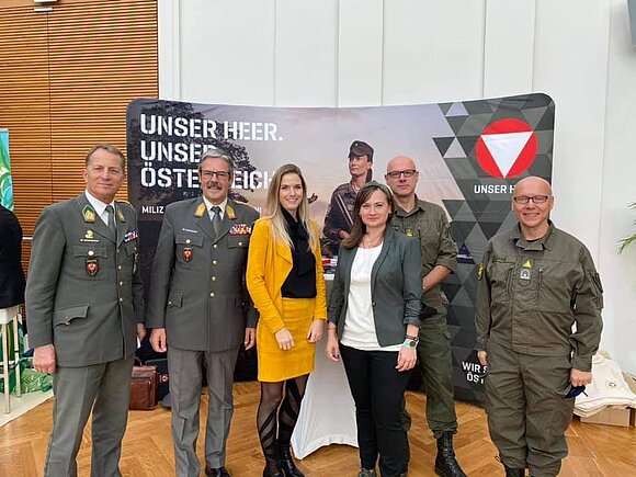 Gruppenfoto: Vier uniformierte Herren und zwei Damen in zivil.