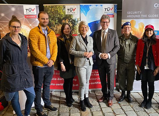 Gruppenfoto - im Hintergrund Rollups.
