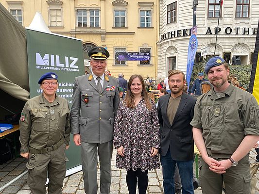 Gruppenfoto: Drei Herren in Uniform, eine Dame und ein Herr mit Sakko.