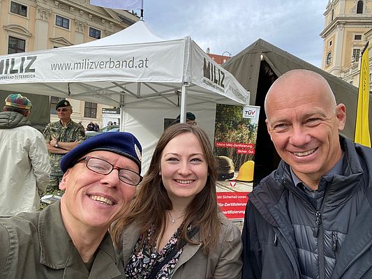 Selfie: Zwei Herren und eine Dame.