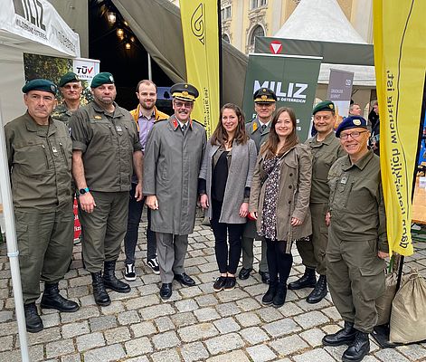 Gruppenfoto: uniformierte Herren und zwei Damen in zivil.