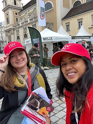 Zwei Damen mit TÜV AUSTRIA Kappen.