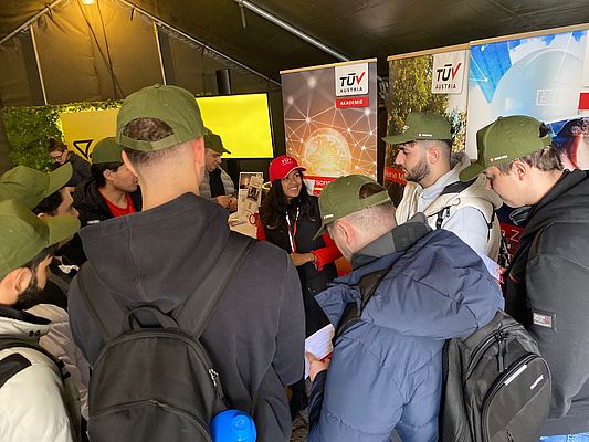 Menschen am TÜV AUSTRIA Akademie Stand.
