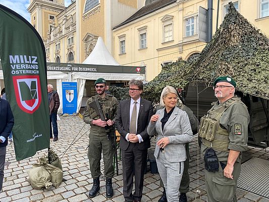 Gruppenfoto vor Beachflag mit Aufschrift "Milizverband Österreich".